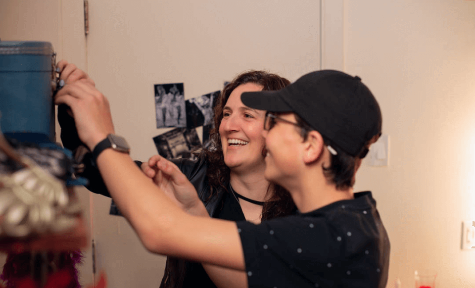 Mère et son fils souriant ouvrant un coffre à clé.